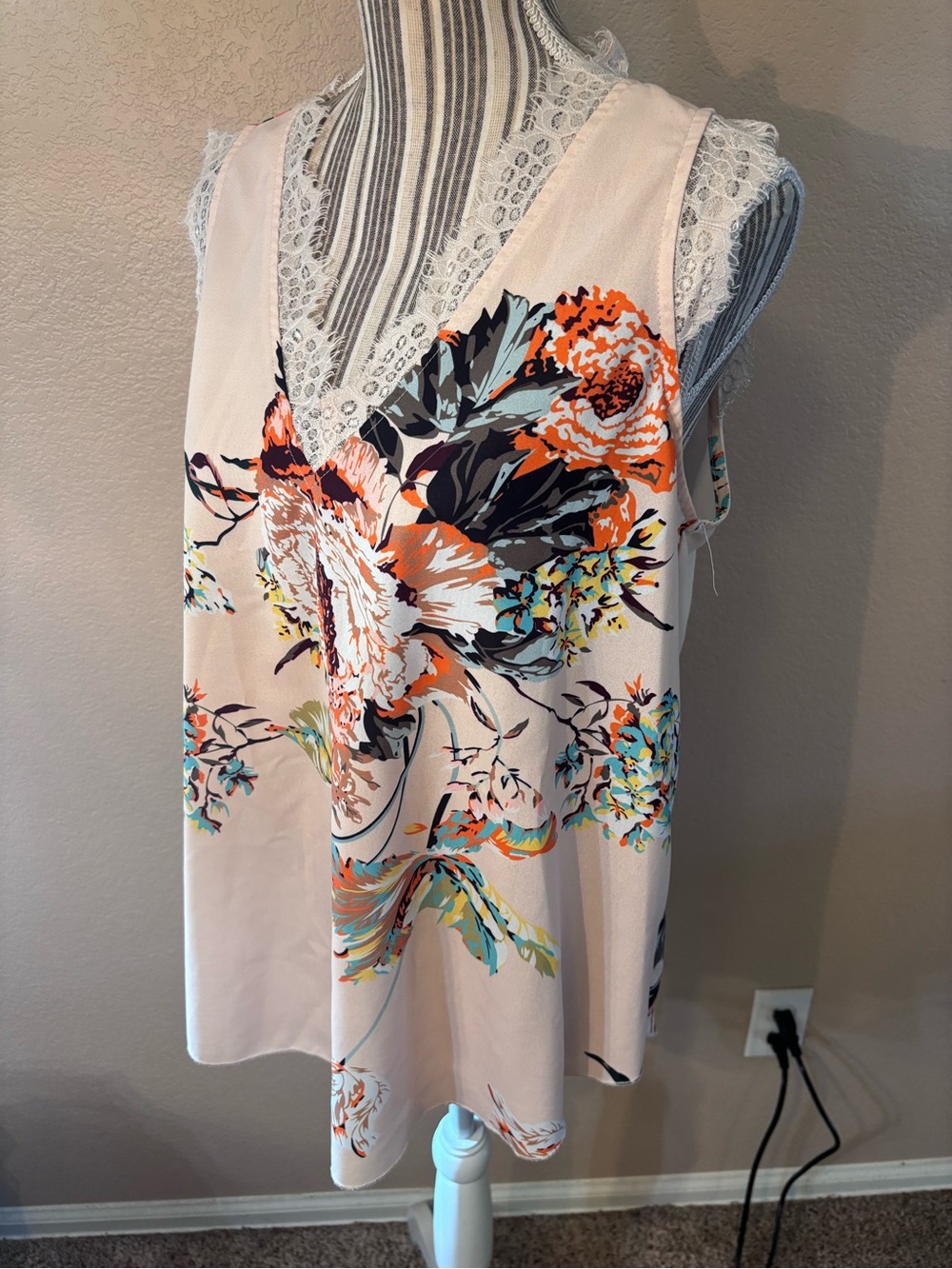 Floral Top Large Blush Nude Lace-Trim V-Neck Sleeveless Lightweight Camisole - Picture 7 of 12